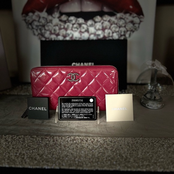 LIVE Luxury Handbag & Accessories Show •LV • Chanel • Dior • Gucci & More - Picture 12 of 15